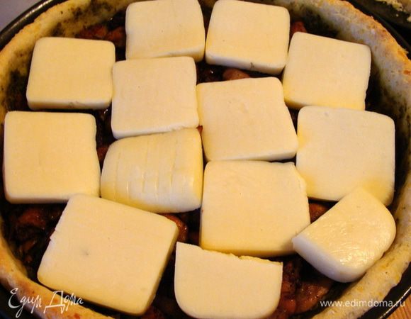  Вынуть, выложить моцареллу для пиццы(можно и настоящую, будет только лучше!). Его должно быть много, т.к. у нас нет ни какой заливки в пироге.
 
