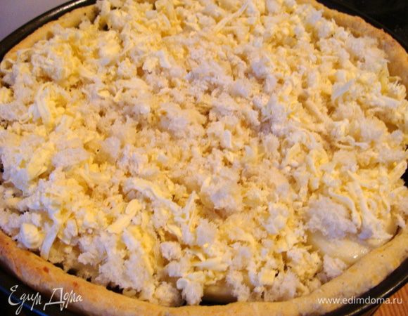 Сверху посыпать хлебной крошкой смешанной с натертым пармезаном или любым другим тертым сыром.
 В духовке температуру уменьшить до 160* и подержать пирог еще 15 минут, чтобы сыр расплавился.
 