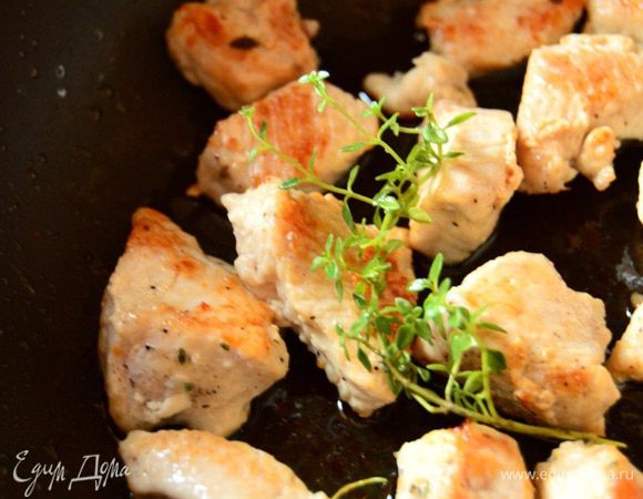 Нарезаем индейку небольшими кусочками. Готовим смесь из перца и соли.
Натираем смесью индейку, разогреваем масло на сковороде, обжариваем кусачки до золотистой корочки.