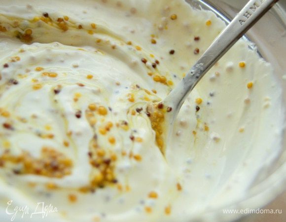 Делаем соус к салату. Смешивает сметану, горчицу, соль, перец и сухой чеснок, все тщательно перемешиваем.