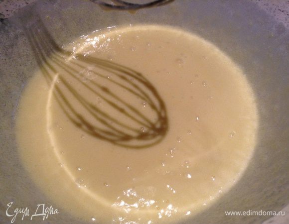 Растопить масло, поставить остывать. Взбить сахар с яйцом, добавить остывшее масло, взбить.