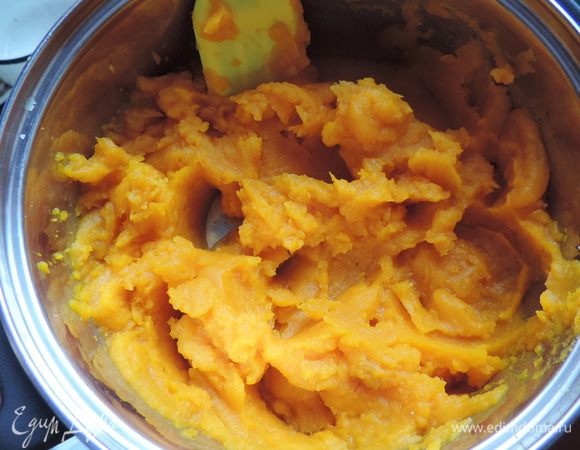 Нам понадобится готовое тыквенное пюре, я тыкву тушила в мультиварке, затем пюрировала блендером. Можете запечь тыкву в духовке, а затем пюрировать или протереть через сито. Но обратите внимание, что сырой тыквы нужно брать примерно в два раза больше, чем вес готового пюре.