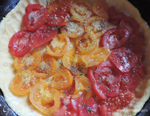 Теперь выкладываем тоненькие кусочки помидоров, посыпаем их немного солью и по вкусу прованскими травами.