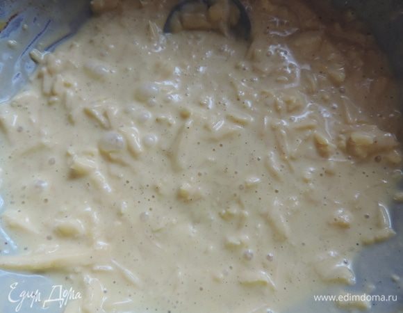 Для заливки натрем на терку сыр, туда же добавим сметану и яйца. Все перемешиваем до однородности. Добавляем мускатный орех. Можно слегка посолить - все зависит от ваших вкусовых предпочтений и от того, насколько соленый у вас сыр.