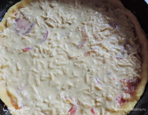 Полученную смесь выливаем на помидоры. 