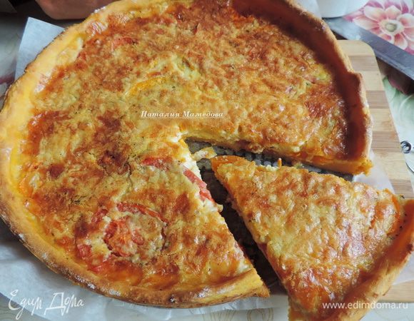 Выпекаем в разогретой до 180 градусов духовке 35-40 минут. Верх пирога должен слегка зарумянится. Даем немного остыть в форме и вынимаем пирог.