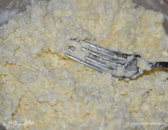 Затем добавляю манку. После нее муку. Все хорошо перемешиваю.