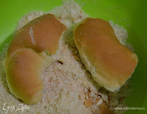 И когда готовлю гамбовцы, беру сухие рогалики и натираю их на крупной терке.  Получаются сухарики.