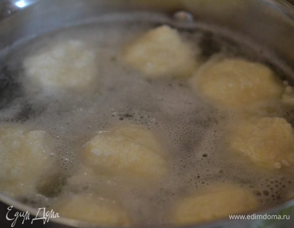 Ставлю кастрюлю на плитку, наливаю где-то 2 л и кипячу. Когда вода закипает, из творожной массы мокрыми руками леплю шарики (диаметром где-то 4-5 см). И кидаю их в кипяток. Осторожно помешиваю, чтобы не прилипли к дну. Через минут 5 гамбовцы всплывают, после этого даю им поварится еще 5-7 минут и вынимаю шумовкой в тарелку.
