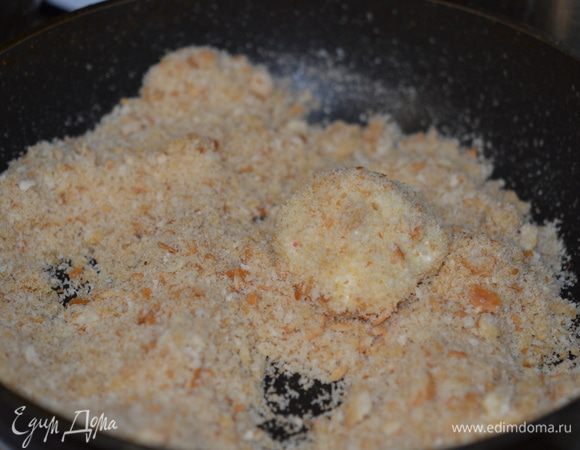 В разогретой сковороде растапливаю 50 г сливочного масла и высыпаю туда сухарики, обжариваю их в сливочном масле. Беру теплые гамбовцы и обваливаю их в сухариках.