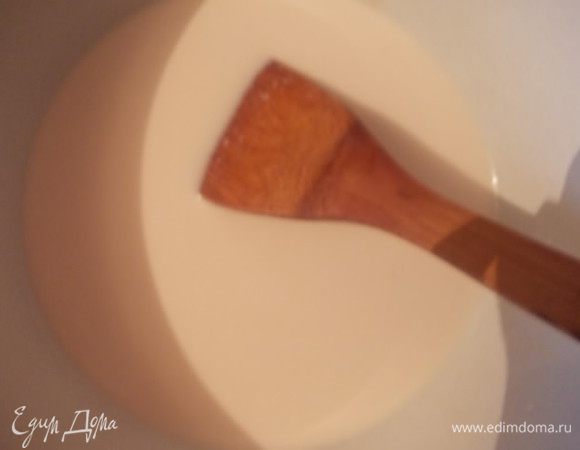 Молоко,хорошо нагреть,чтобы было горячее,развести в нем сахар и щепотку соли.Пока сахар растворится,молоко немного остынет и можно добавить дрожжи,размешать тщательно.