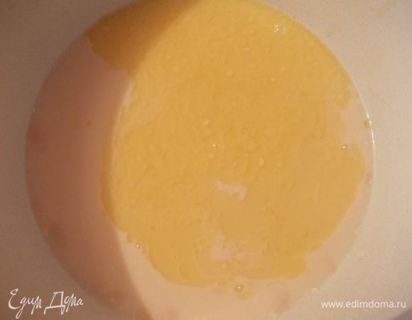 Растопить сливочное масло и добавить к молоку 2-3 столовые ложки. Остальное оставить для смазывания листов теста.