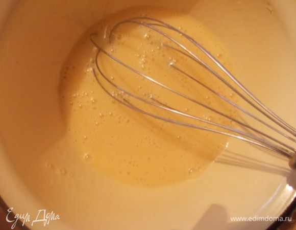 Отдельно взбить 2 яйца,комнатной температуры и ввести к молоку с дрожжами и маслом.