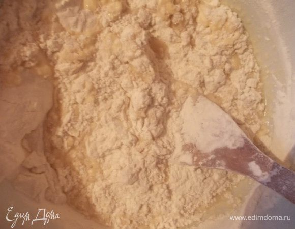 Добавляем пол килограмма муки,предварительно просеяв. 