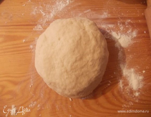 Подсыпая муку,замешиваем крутое тесто. Отправляем его в миску,накрываем пленкой или полотенцем и ставим в теплое место,пока тесто не подойдет.
