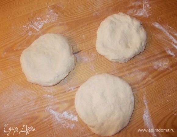 Стол посыпаем мукой,тесто делим на три равные части.