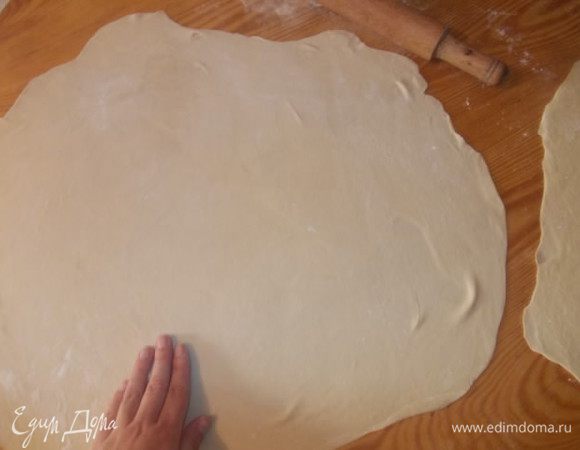 Берем один кусочек теста и тоненько его раскатываем. Не бойтесь,тесто очень хорошо раскатывается. Убираем пласт теста в сторону и также раскатываем еще два.