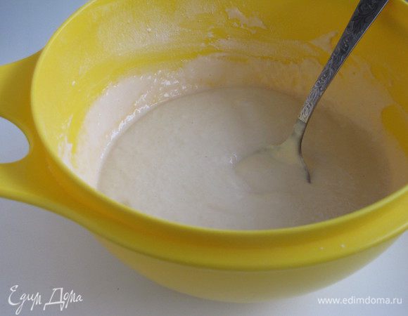 В теплом молоке растворить дрожжи. Добавить сахар. Отмерить 300 г муки и из этого количества взять несколько ложек для опары. Замесить опару. Должна получиться консистенция, как на оладьи. Поставить в теплое место минут на 30.