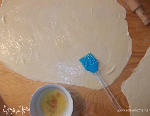 Смазать лист растопленным маслом. 