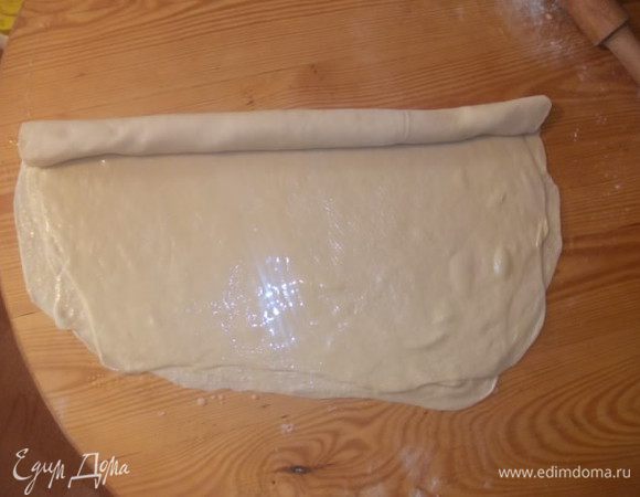 Скручиваем листы рулетом.