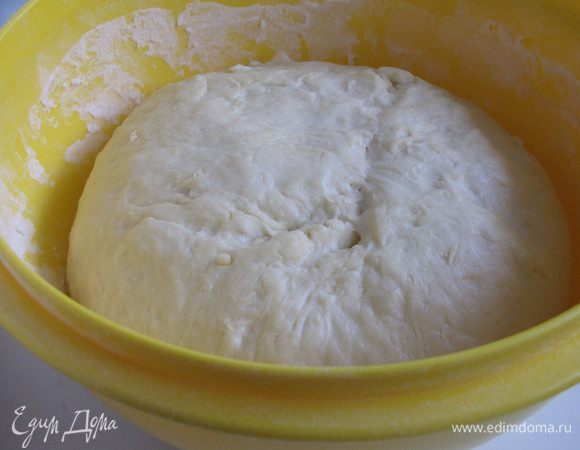 Затем добавить оставшуюся муку, оливковое масло, соль. Замесить мягкое тесто. Накрыть полотенцем и оставить в теплом месте примерно на час для подъема.