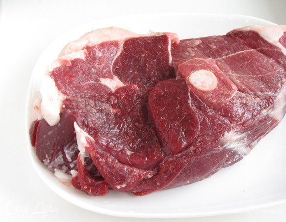 Пока тесто подходит, займемся начинкой. Вот такой красивый кусочек свежей баранины мне удалось раздобыть.