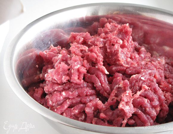 Прокрутить мясо на мясорубке или использовать готовый фарш.