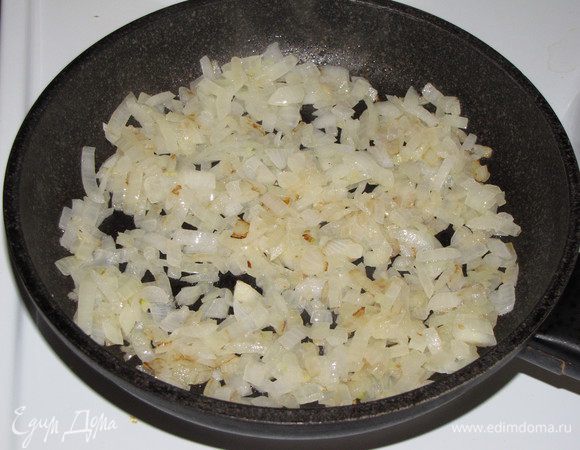 Очистить лук и мелко нарезать. В сковороде разогреть немного масла, положить лук, обжаривать до золотистого цвета 7 минут.