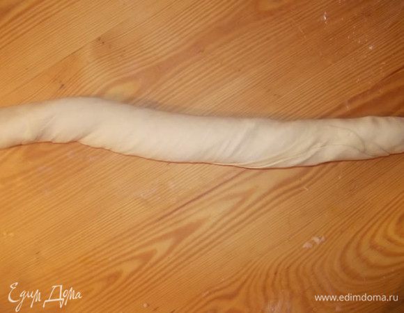 Рулет нужно перекрутить,как мы выкручиваем бельё,вот так нужно завернуть тесто,без фанатизма,не нужно его прямо рвать,так слегка!