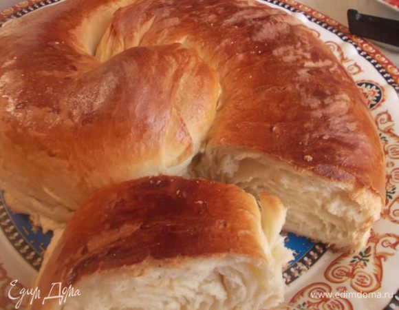 Затем режем на порционные куски,он очень воздушный,поэтому,не так просто его порезать.