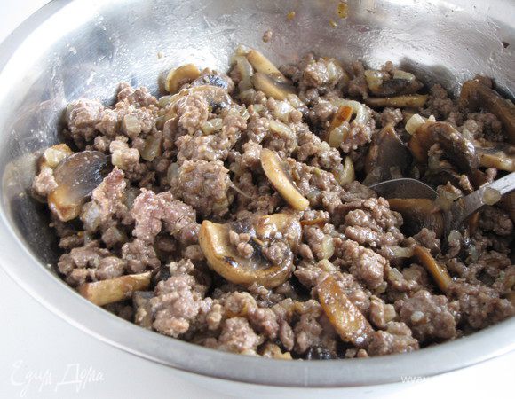 Смешать фарш с грибами, приправить солью и перцем.