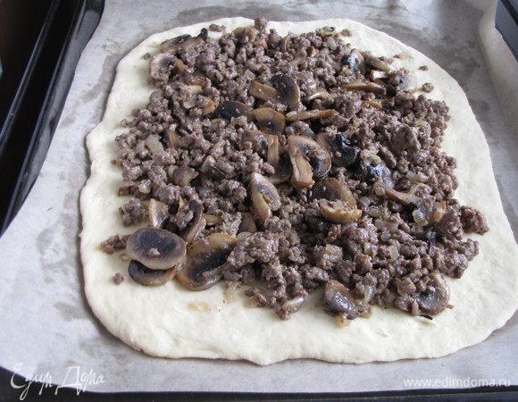 Выложить фарш так, чтобы остались свободными края (примерно 3–5 см).