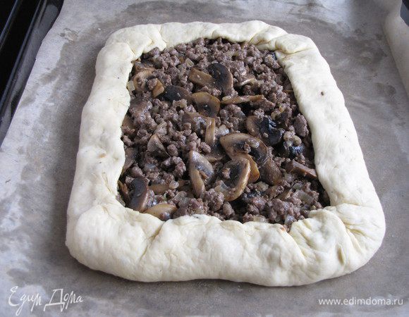 Завернуть края фарша в свободной «деревенской» манере.