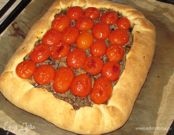 Выпекать в разогретой до 200°C духовке до готовности теста примерно 18 минут.