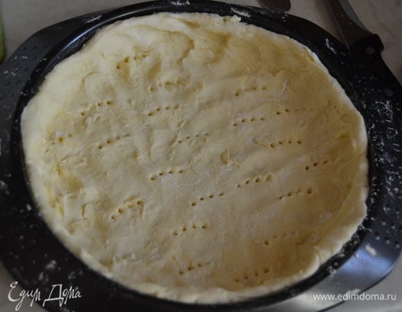 Тесто лепим в комок, раскатываем и выкладываем в форму. Накалываем вилкой. Ставим в духовку на 15 минут без груза, если вздуется, прижмем рукой, когда остынет.
