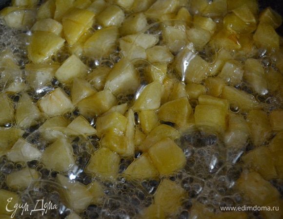 В сироп кладу яблоки порезанные на кубики. Добавляю туда ванильный сахар. Томлю их в сиропе, они должны дать сок. Надо дождаться, чтобы сок выпарился.