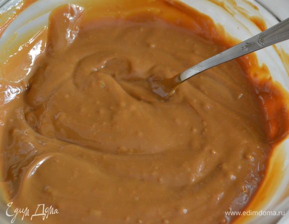 Вылила сгущенку и смешала с 2-мя яйцами.