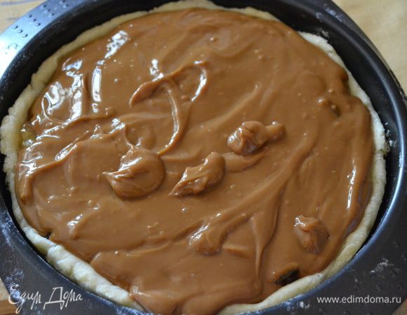 Яблоки выкладываю с основу из теста. Сверху заливаю сгущенку.