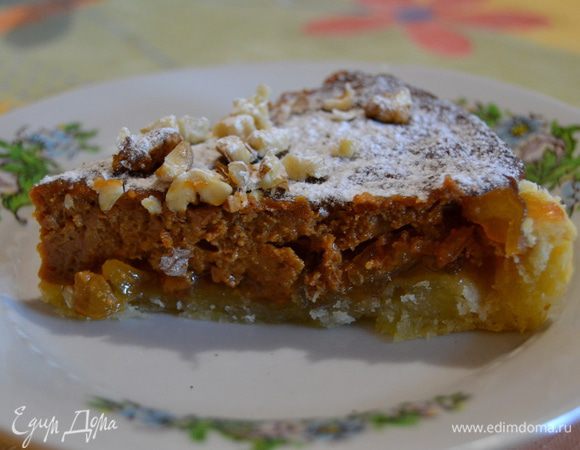 Когда торт застынет присыпаю крупно нарезанными грецкими орехами и сахарной пудрой.