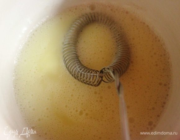 Варим смесь, помешивая, до полного растворения сахара.
Желатин распустим на водяной бане или в микроволновке и соединим со сметанной массой.  