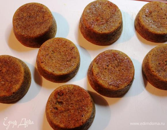 Достаем из духовки наши пирожные и даем немного остыть. 
Извлекаем из формы и охлаждаем полностью.

