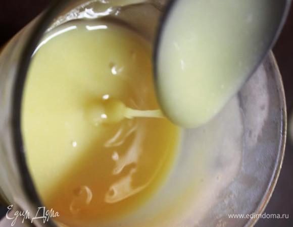 Когда глазурь приобретет консистенцию сгущённого молока (я ставила ее схватываться в холодильник) покрываем ею остывшие пирожные.
