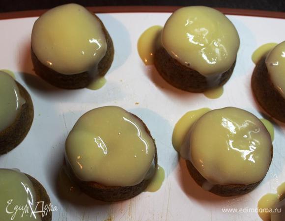 Если глазурь застыла более, чем необходимо, совсем немного подогреем ее до нужной консистенции.