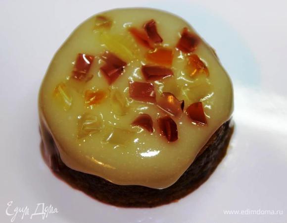 Украшаем пирожные по своему вкусу. Я сделала «стеклышки» из жевательного мармелада. 