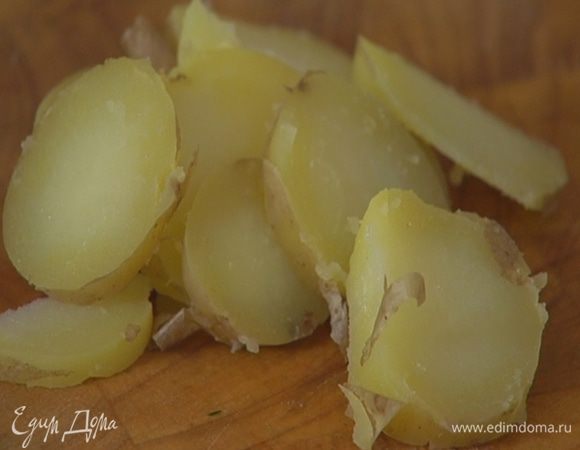 Картофель отварить в мундире, затем, не очищая, порезать кружками.