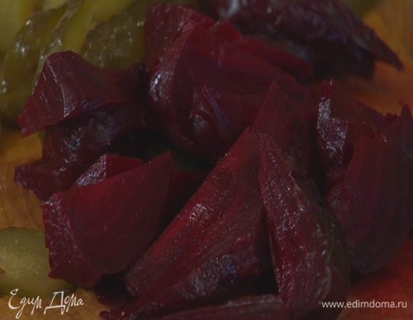 Свеклу отварить до готовности и порезать дольками.