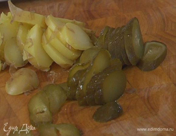 Соленые огурцы нарезать кружками.