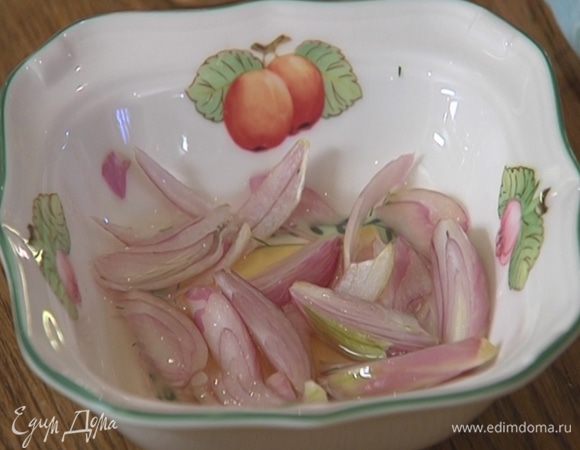 Шалот почистить, нарезать тонкими дольками, залить 2 ст. ложками уксуса и оставить на 5 минут.