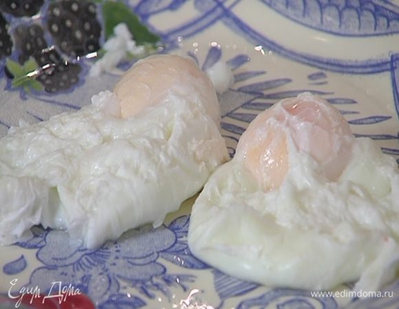 Приготовить яйца пашот: в небольшой кастрюле вскипятить 500 мл воды, влить оставшийся уксус, с помощью венчика сделать маленький водоворот и в центр воронки разбить яйцо. Убавить огонь и варить 2–3 минуты, затем шумовкой выложить яйцо на бумажное полотенце. Так же приготовить второе яйцо.