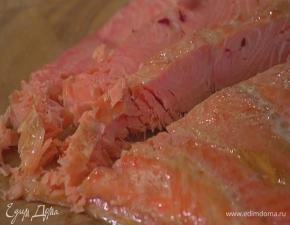 Филе кижуча нарезать небольшими ломтиками.